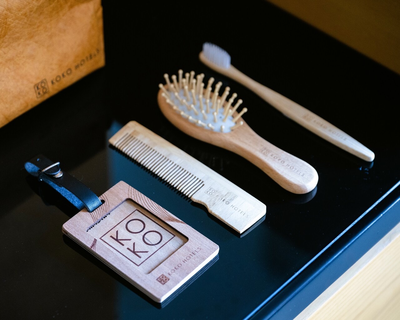 【滞在の思い出に「KOKO」グッズ】全国のKOKO HOTELSでは、ロゴ入りのオリジナルグッズ「KOKO SELECTION」を販売。アメニティポーチやマグカップ、トートバッグなどを用意。また、金沢香林坊では「奥能登地サイダー」「金沢湯桶サイダー」などのご当地アイテムも購入可能。滞在の思い出にぜひ。