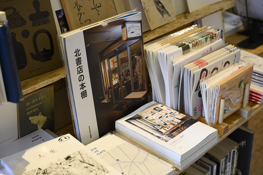 本屋の店主たちがまとめた冊子もさりげなく。