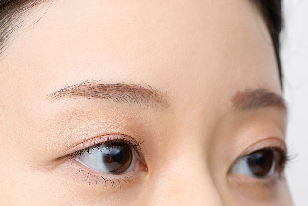 廣松さんのいつものメイク。眉が細く立体感がないので、少し寂しげな印象に……。