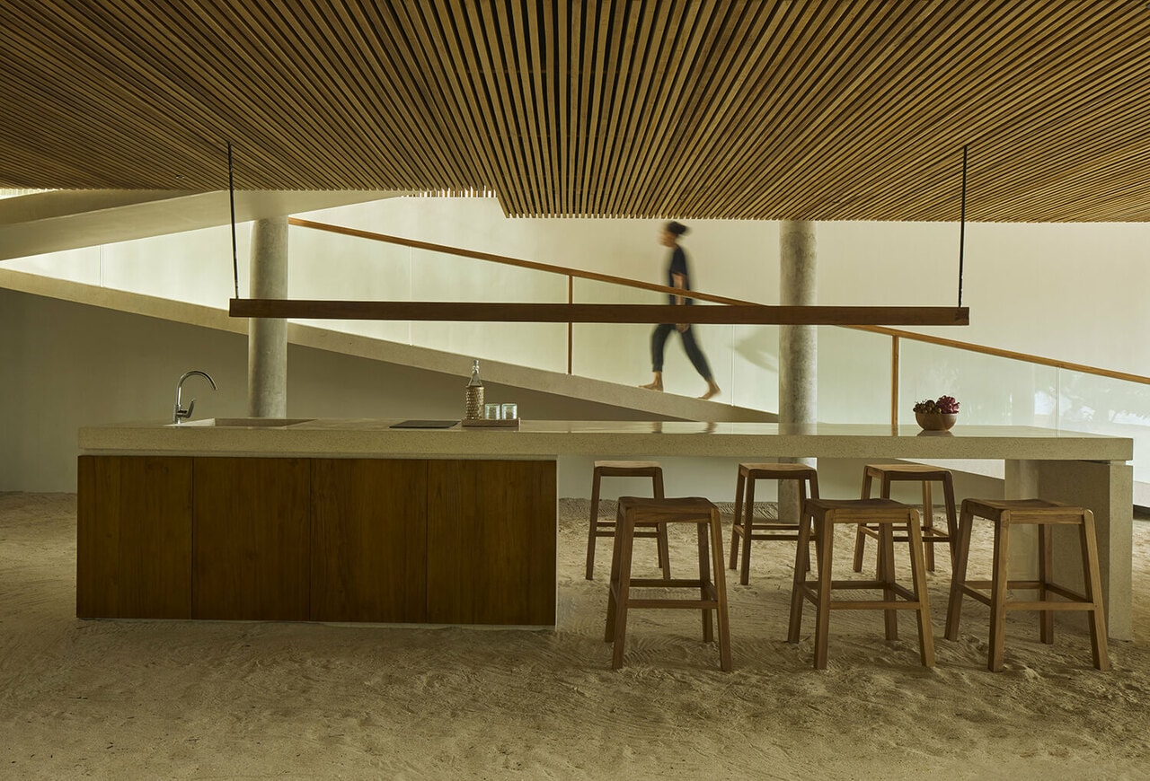 1階のリビング＆ダイニング。2階へはスロープで。