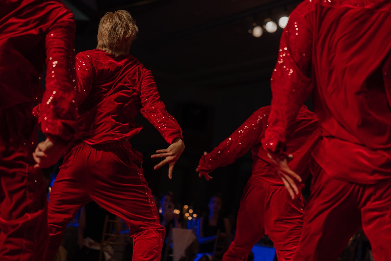 ダンスパフォーマーが祝福のダンスを披露。披露宴はクライマックスへ!