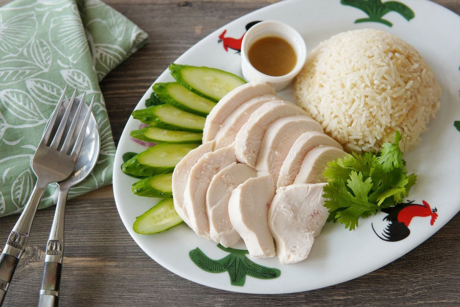 鶏だしに鶏油をきかせたリッチなごはん。生姜やにんにくなどの香味野菜で香りもよく、このご飯だけでも十分おいしいので、家のみのシメにも最適。撮影：新田知沙