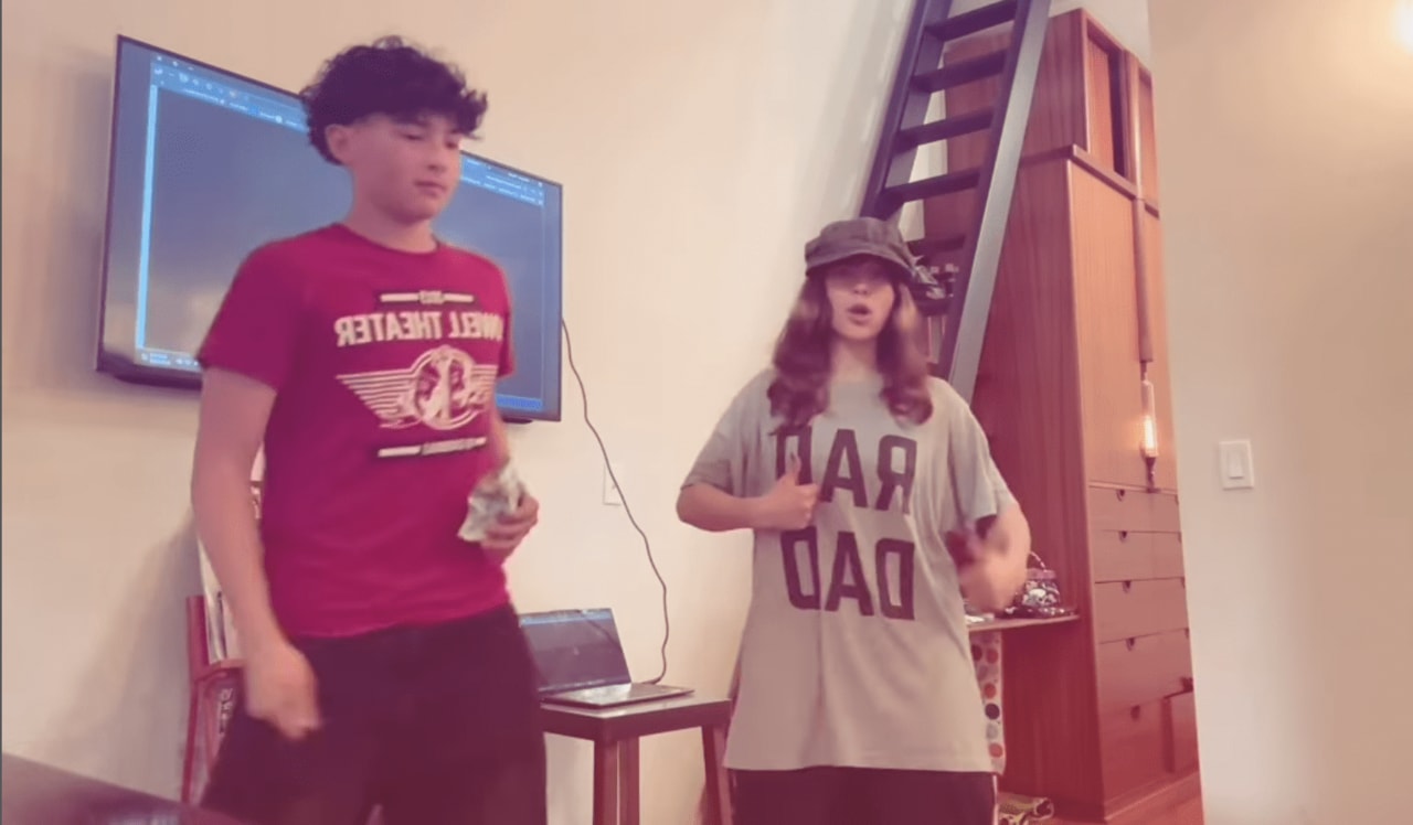 弟とダンス（アリサ・リュウのインスタグラムより）