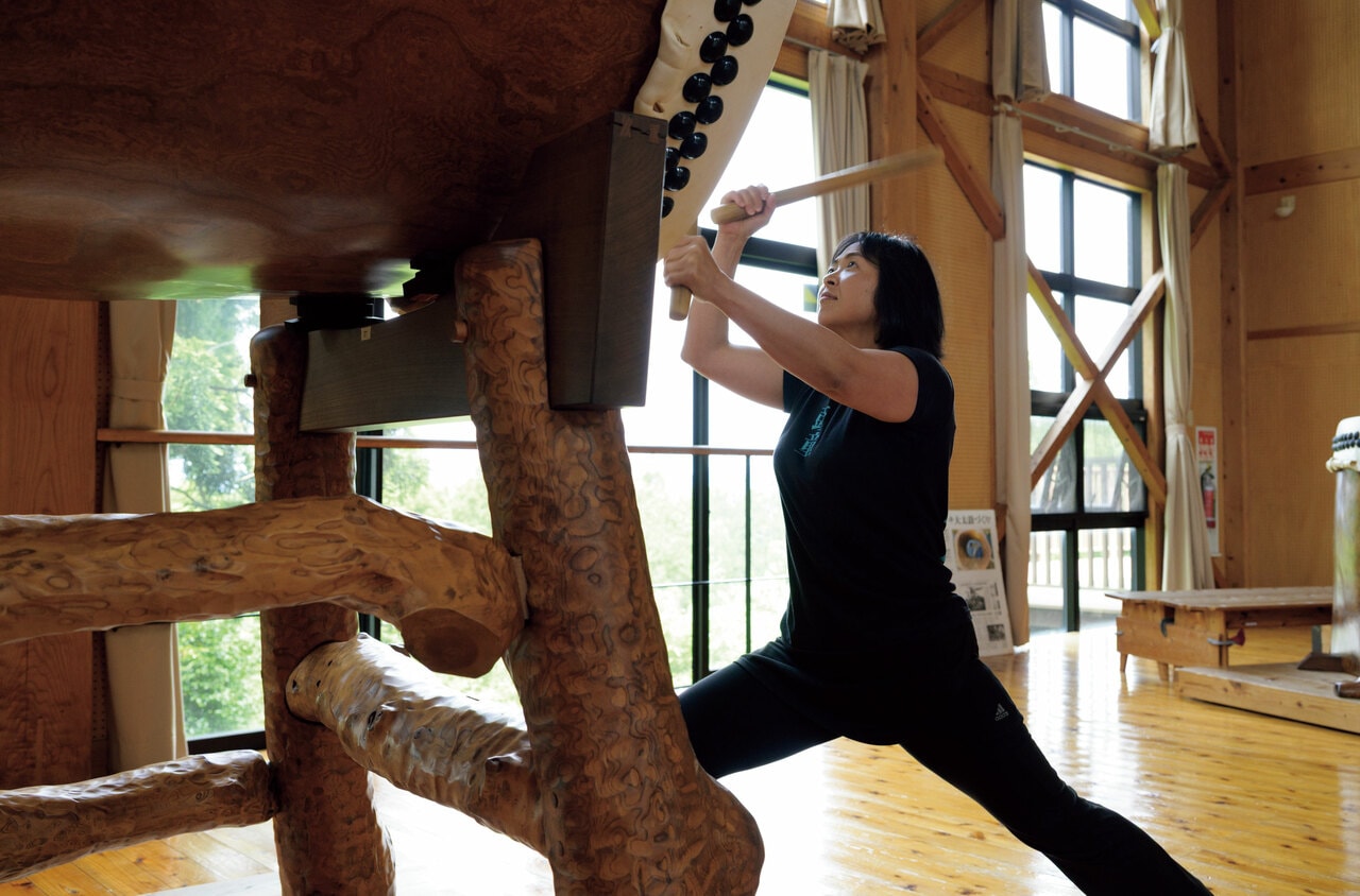 間近で味わう大太鼓の響き。迫力満点の実演を目の前で体感できるのも「たたこう館」の醍醐味です。