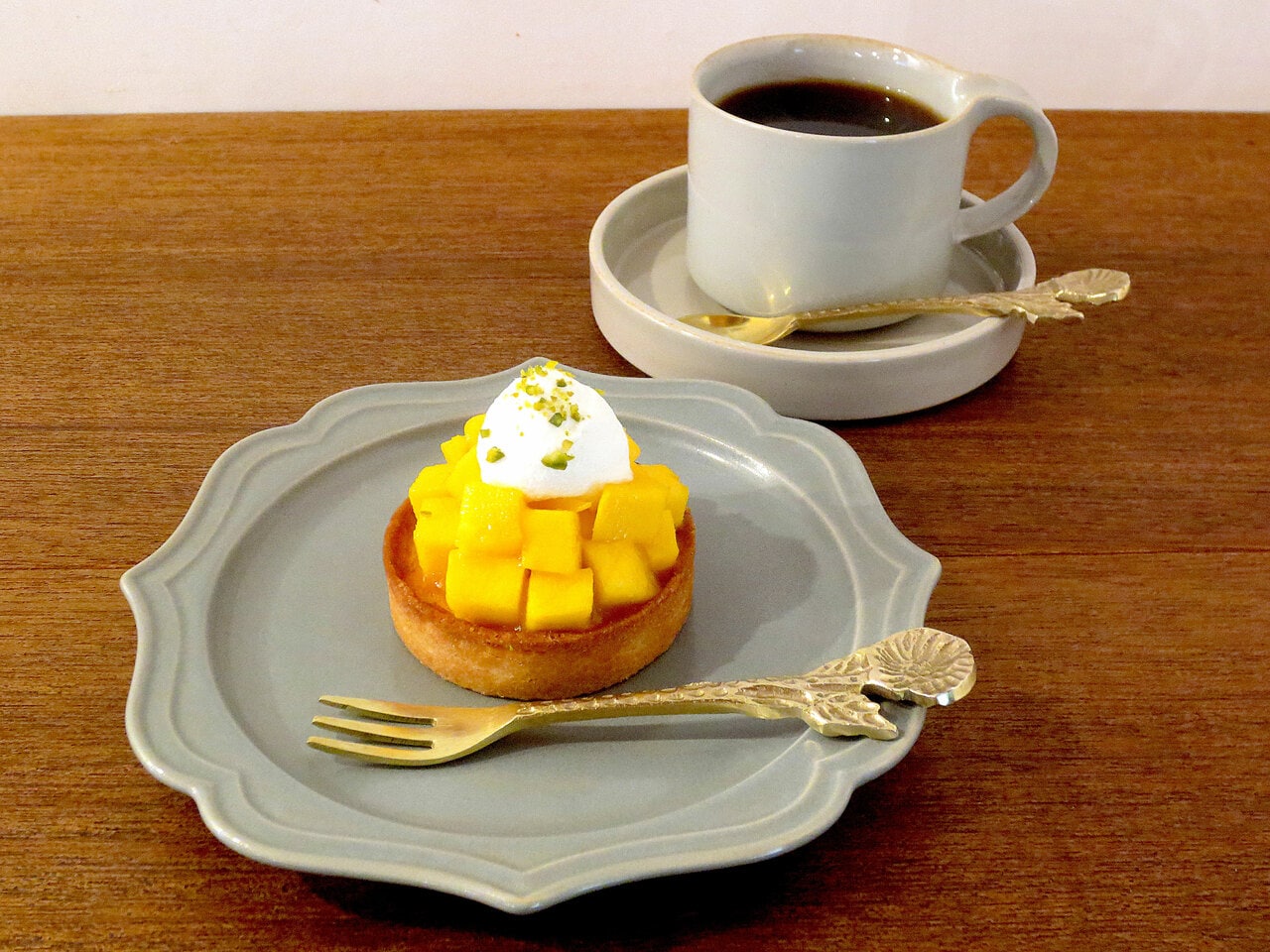 取材時の生ケーキは「マンゴーのタルト」750円。コーヒーは「あひるブレンド」620円、「エチオピア ウィシュウィシュ村 ゲラ農園」650円、「インドネシア マンデリン リントン」650円、「デカフェ コロンビア」650円。紅茶は、ストレート600円、ミルクティー650円。ほうじ茶ラテ650円や自家製レモネード650円などもあります。