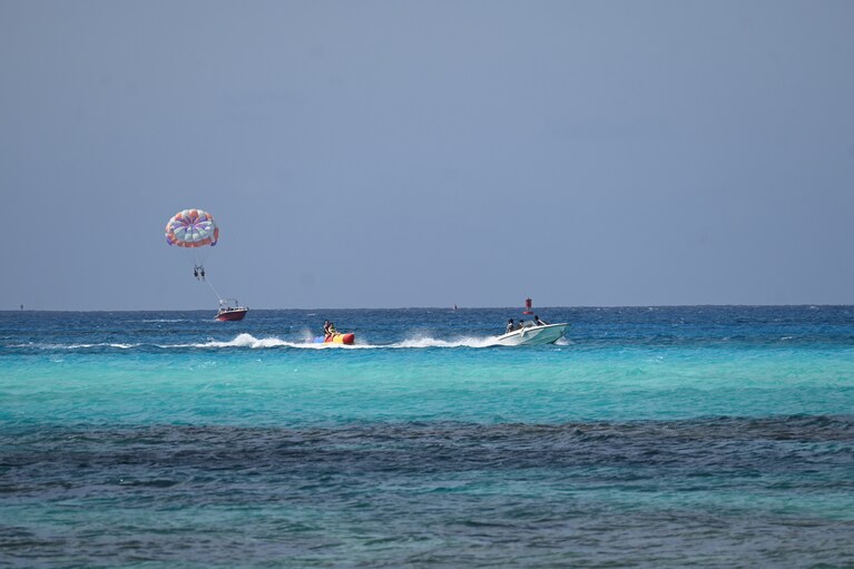 バナナボートやパラセール、水上バイクなど、各種マリンスポーツが楽しめます。