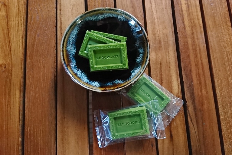 チョコの実際の色は写真よりもっと渋め。