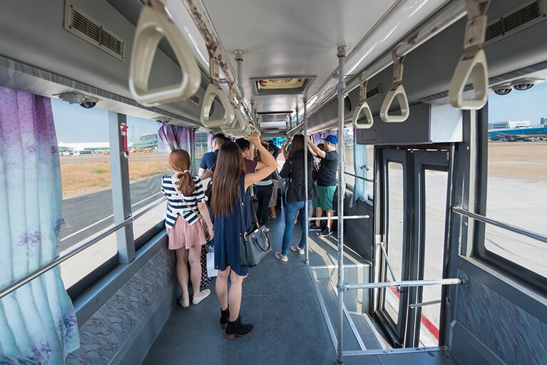 搭乗ゲートから機内へ向かうバスの中など、コロコロ動いてしまうスーツケースを押さえるのに苦労した経験、きっとあるはず！