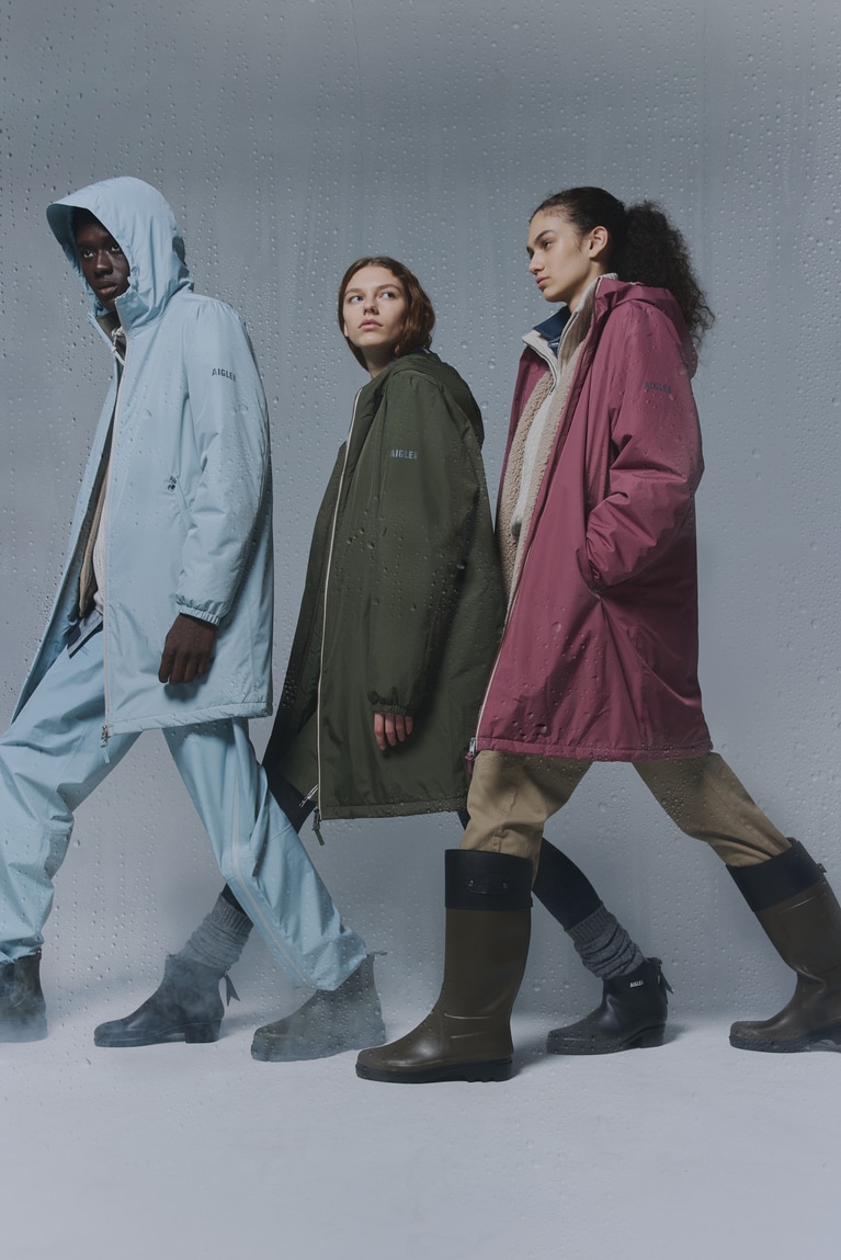 スマートに持ち運べる「レインパックウォーム」。防水性はもちろん、中綿入りで防寒性もばっちりだ。