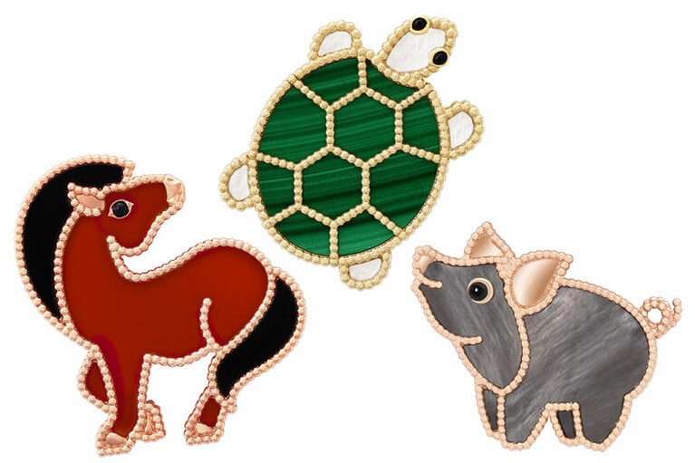 左から：シュヴァル クリップ＜ローズゴールド、カーネリアン、オニキス＞ 730,000円、コション クリップ＜ローズゴールド、グレー マザーオブパール、オニキス＞ 665,000円、トルチュ クリップ＜イエローゴールド、マラカイト、ホワイト マザーオブパール、オニキス＞ 730,000円。