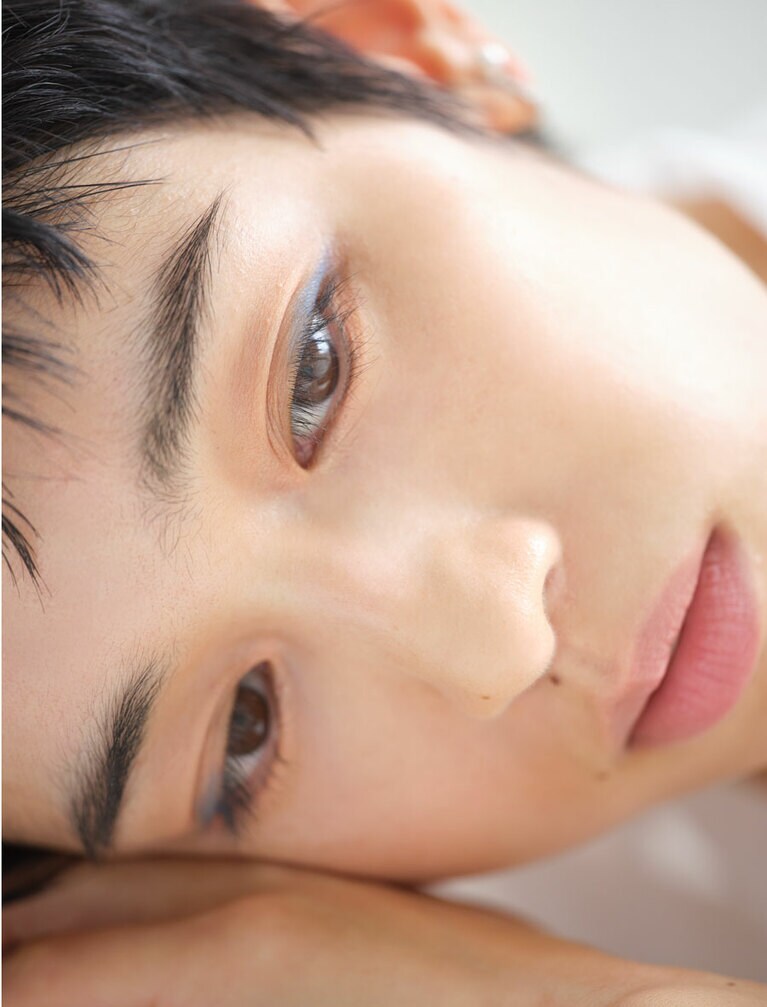 イヤリング 2,530円／mimi33(サンポークリエイト 082-248-6226)、トップス／スタイリスト私物