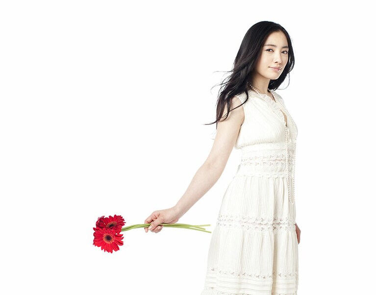 暢子の母を演じる仲間由紀恵。©文藝春秋