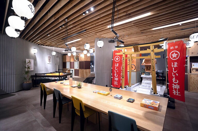 朝まで過ごせるTAMARIBAは、かなり自由度の高いスペース。2021年11月21日(日)までの期間限定で「ほしいも神社」の分社も登場。