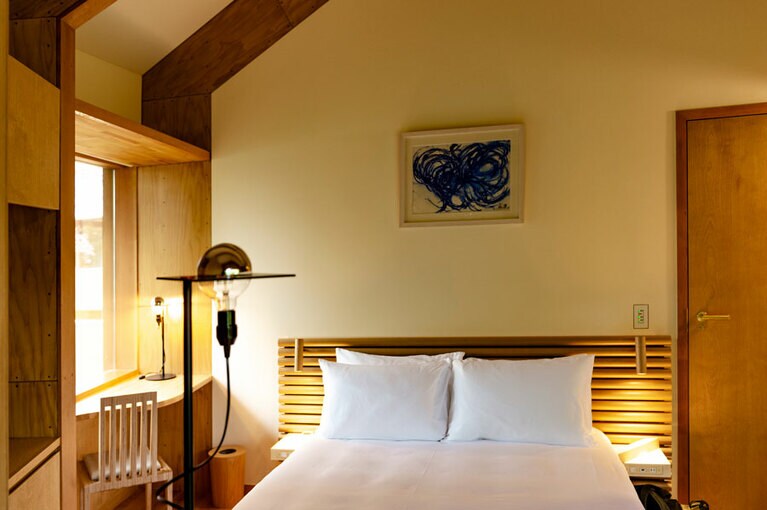 ベッドやランプも坂氏によるデザイン。壁にはアート作品が。