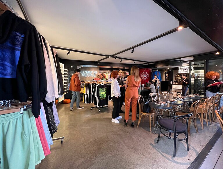 手前がカフェで、奥がブティック。カフェにはテラス席もある。