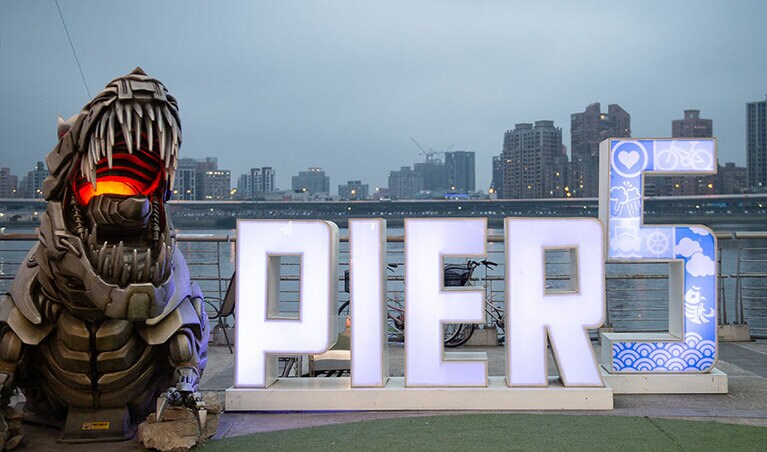 フォトスポットの看板と恐竜のオブジェ。