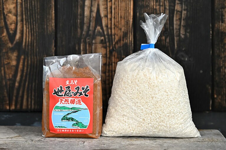 左から、｢世屋蔵｣の世屋みそ（950g）1,080円、米こうじ（1kg）1,200円。