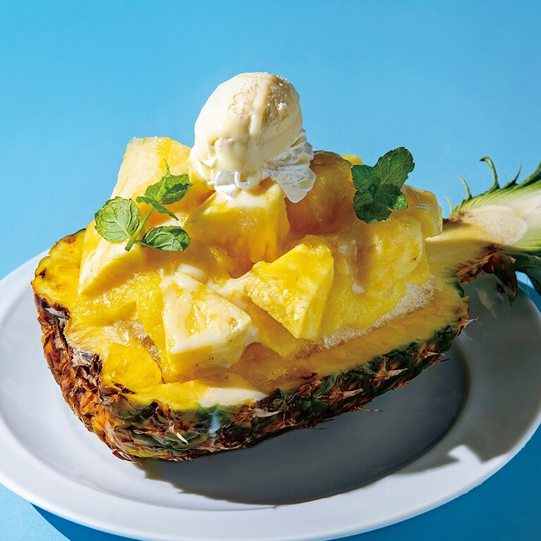 「ゴールデンパインと香るココナッツの南国風かき氷〜フレッシュパインのトッピングと完熟パインピューレがけ」1,400円／37 ローストビーフ