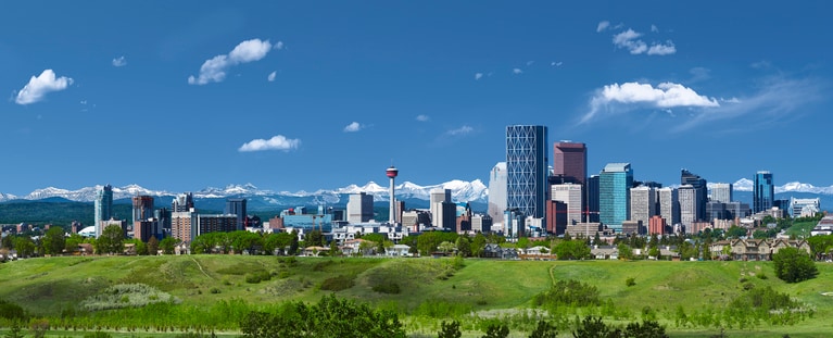 都会的な雰囲気と豊かな自然が共生するカルガリー。©Tourism Calgary
