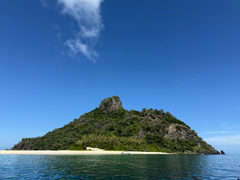 美しいサンゴ礁に囲われたモヌリキ島へのデイトリップは1人あたりFJD$175。