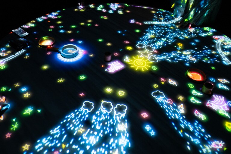 チームラボ「こびとが住まうテーブル」。