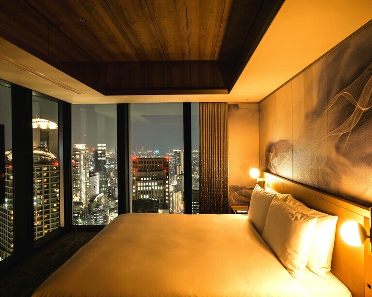 22:23 美食と美酒を堪能したあとは、幸せな余韻にひたりながら客室で夜景を満喫。安らぎのひとときをお休みまで。