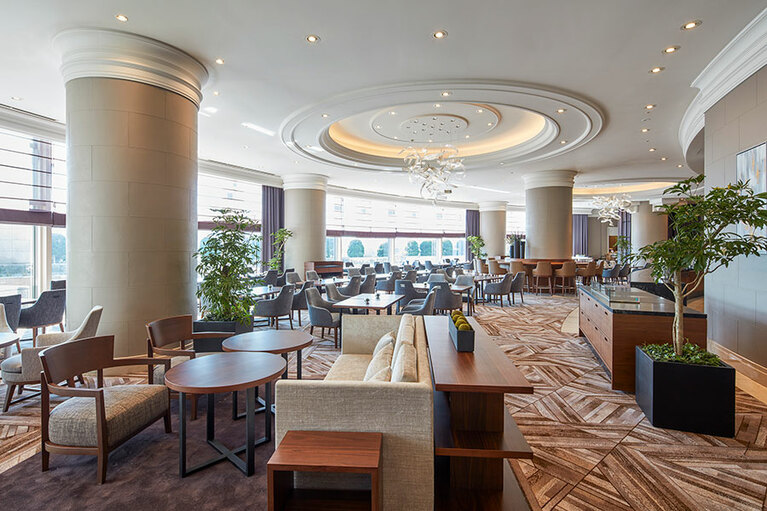 吹き抜けのロビーフロアの窓いっぱいに降り注ぐ自然光が心地よく、爽やかな風と光を感じられる「The Lobby Cafe」。