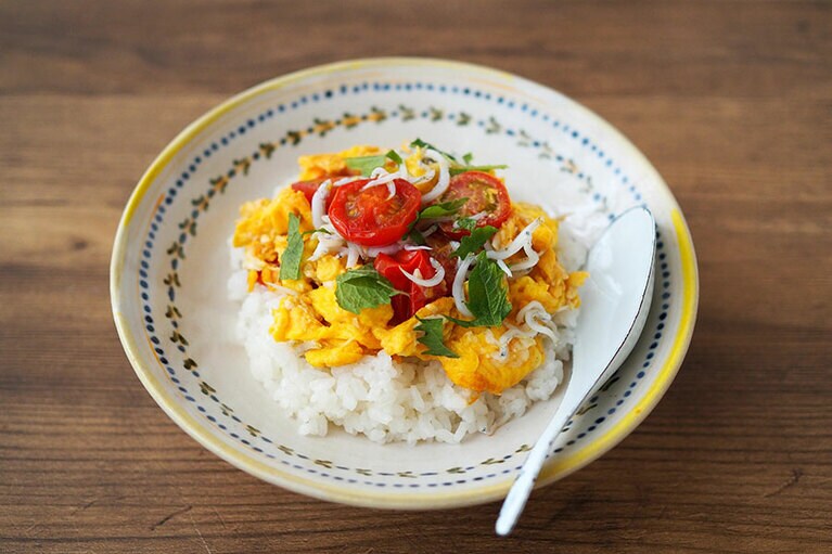 トマトの卵炒め、しらすのっけごはん。