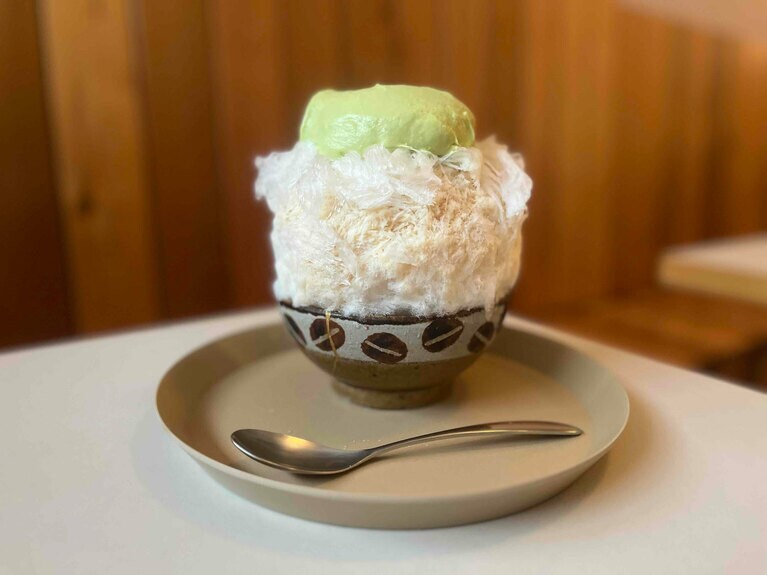 人気メニューの「アボカドクリームチーズ」2,000円。甘じょっぱさがクセになる！