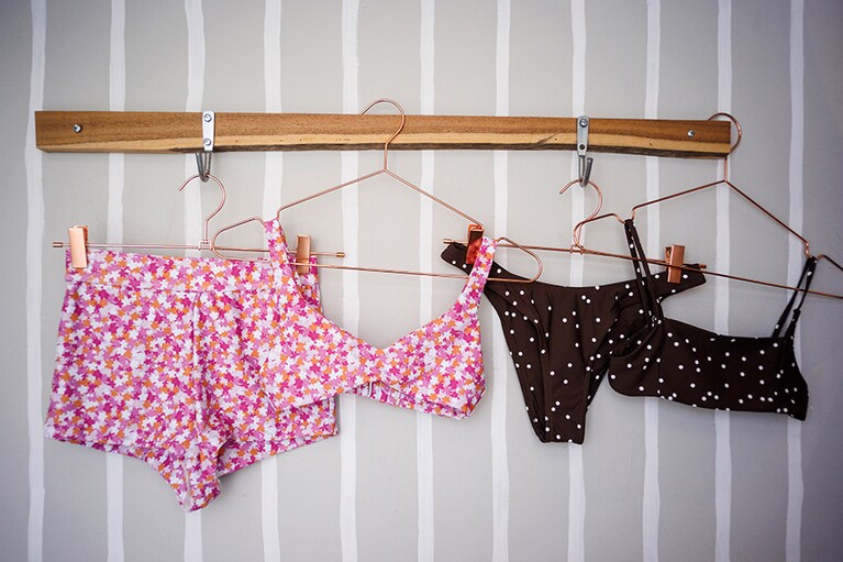 ピンクの水着トップ 92ドル、同ボトム 110ドル、茶色の水着トップ 88ドル、同ボトム 88ドル。