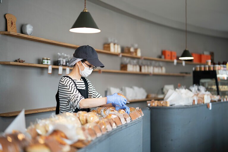 柔らかな弧を描くようにパン棚が配された店内。