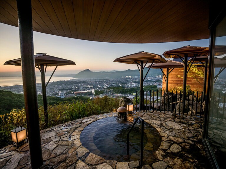 大浴場の露天風呂。別府湾の水平線まで見渡せる絶景が欲しいまま。