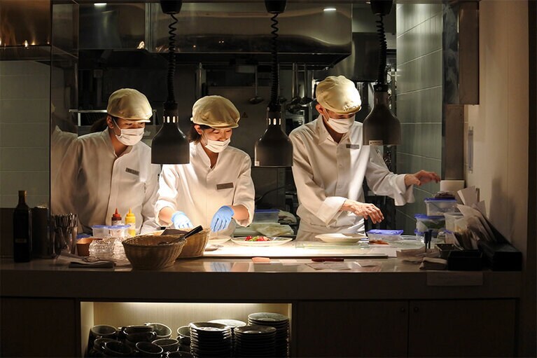素材本来の味をいかに引き出すか。食材と真摯に向き合う大橋シェフ(右)。