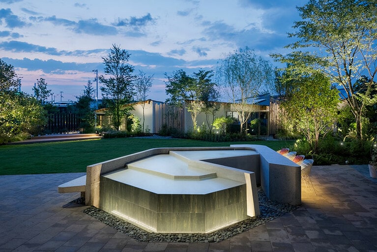 ヴィラタイプは、全室露天⾵呂の温泉付きの離れ。手前は、西条のシンボル“うちぬき”が湧き出る広場。