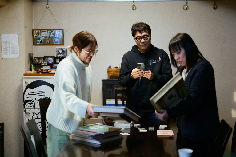 青森・浅虫温泉の旅館「椿館」に常設展示する版画を選ぶ３人。