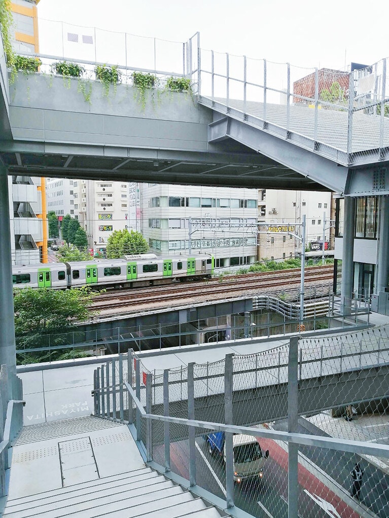 コンクリートむきだしの硬派な階段を登って4階へ。山手線の線路はすぐそば。