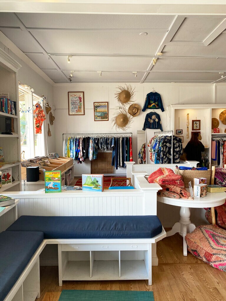 ヴィンテージコーナーのアロハシャツやラウハラハット。一角には子供のための古本コーナーも。