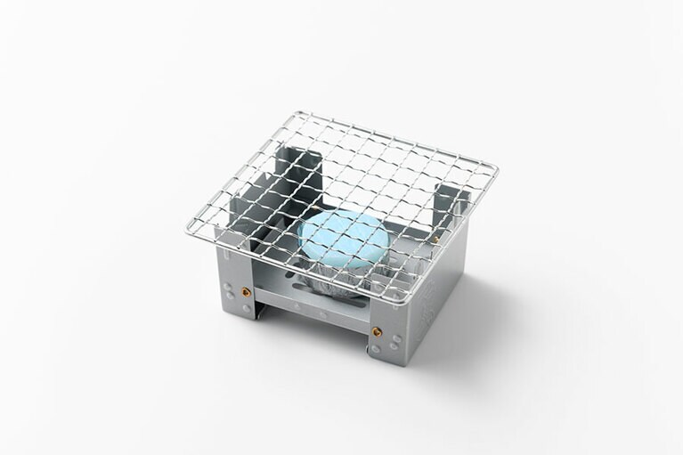 角網はストーブの脚のギザギザ部分にハマるので、安定感があります。※直火は避け、アルミホイルなどを敷いてご使用ください。