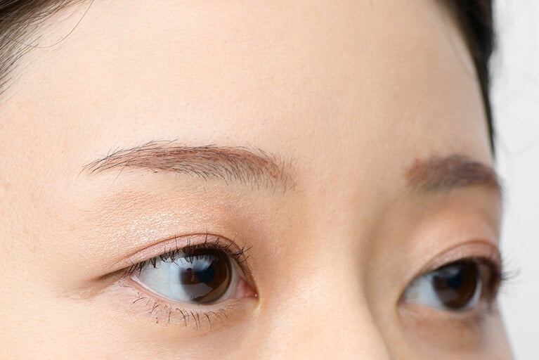 廣松さんのいつものメイク。眉が細く立体感がないので、少し寂しげな印象に……。