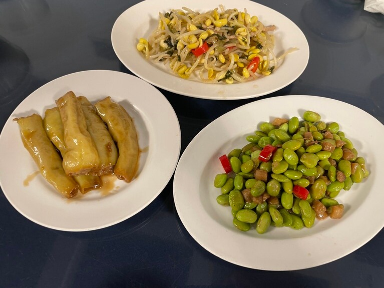 お酒のおつまみにぴったりな、おいしそうなメニューを実際に見ながら選べます。