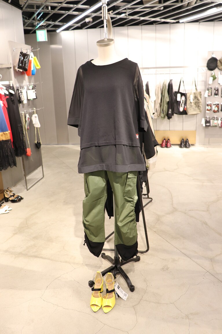 「カーゴパンツUNDERCOVER +X」2,990円、「シアーコンビネーションT(5分袖)UNDERCOVER +X」1,690円、「ストラップサンダルUNDERCOVER +E」2,990円。