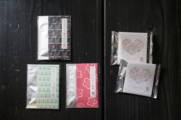 煎茶やフレーバー紅茶などが手軽に楽しめる「一煎パック」100円(税抜)～。「茶論ワッフルクッキー キャラメルサンド」1枚162円(税抜)。