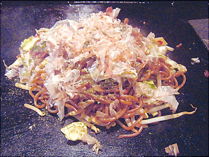 浅草 風流お好み焼き染太郎の五目焼そば（2012年撮影）。