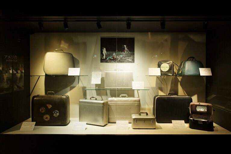 中央の銀色のケース類が、1940～1950年代に製造されたゼロハリバートンのスーツケース。