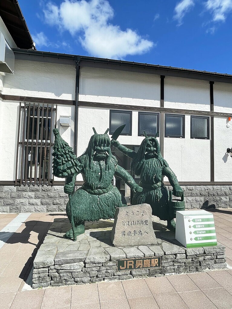 稲とアガベのすぐ近くには男鹿のシンボル「なまはげ」が。