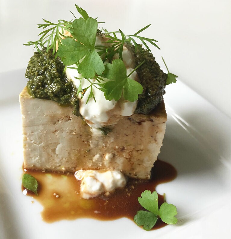 冷奴にハーブ・ペーストをサワークリームと一緒に乗せて、ベランダのハーブをトッピングしたらお洒落な前菜に。食欲の出ない暑い日にオススメ。