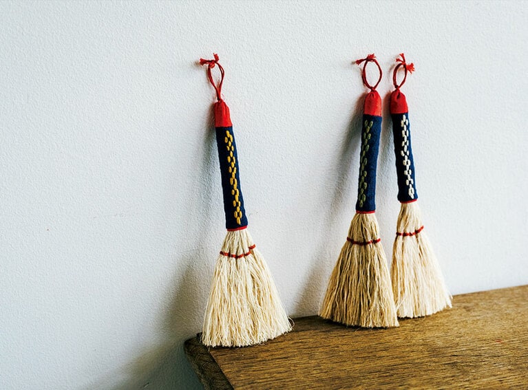 麻のほうき 約20cm 各4,500円。