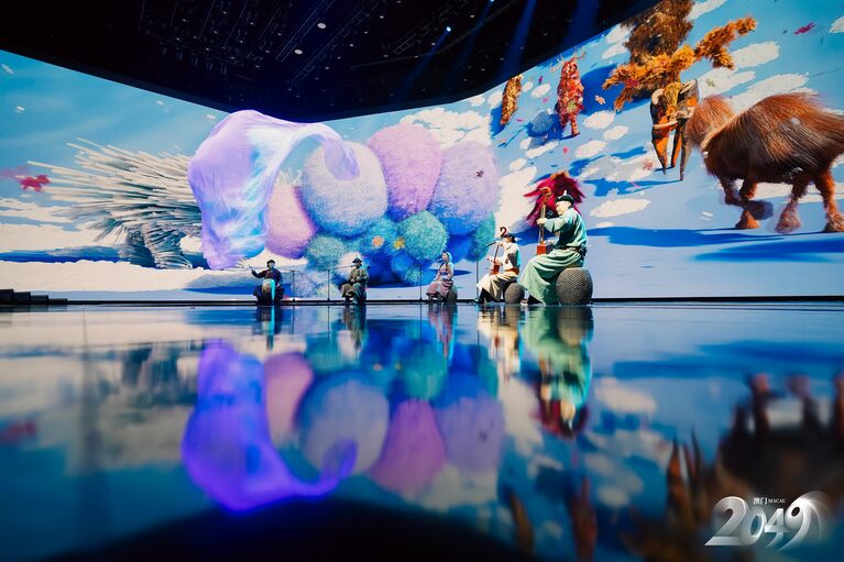 モンゴルの伝統歌唱ホーミーと、風に舞う布のインスタレーションが作り出す独特の世界観。