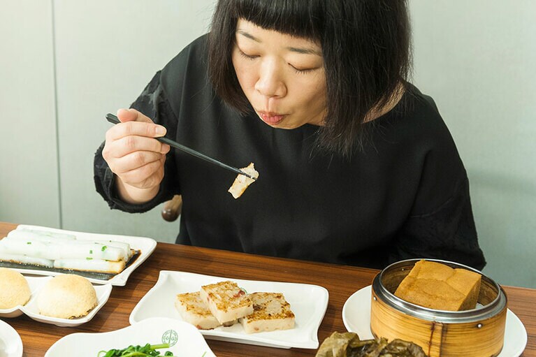 大根餅のあまりの美味しさに感心しながら、じっくり噛みしめて味わう伊藤さん。