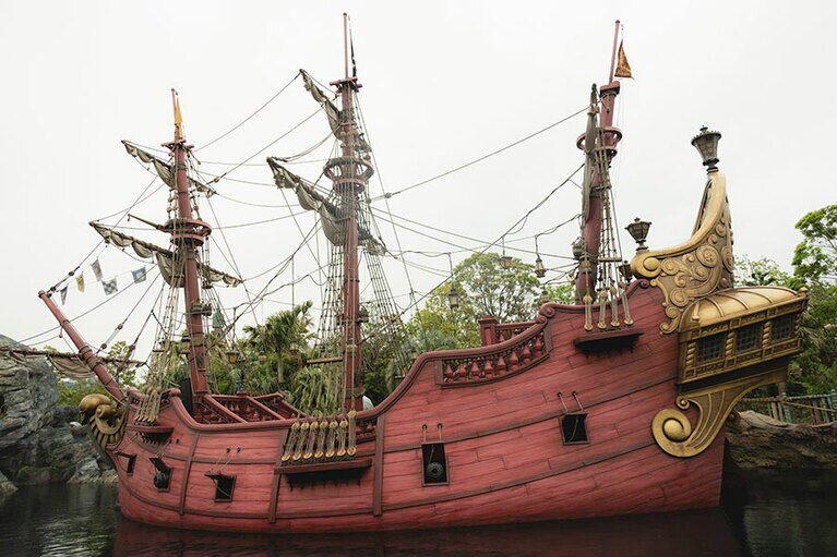 フック船長の海賊船「ジョリー・ロジャー号」